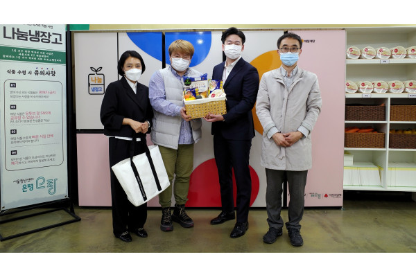 지난달 29일 서울 은평구에 위치한 청년센터 은평 오랑에서 나눔 냉장고 캠페인을 기념해 서울시, 청년센터 은평 오랑, CJ제일제당 관계자들이 사진 촬영을 하고 있다