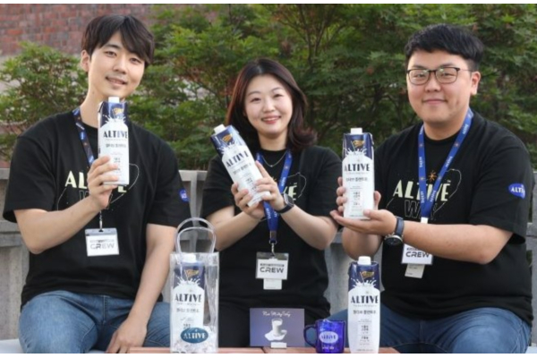 [CJ제일제당 사진자료]얼티브 플랜트유 사내벤처 직원들이 제품을 소개하고 있다