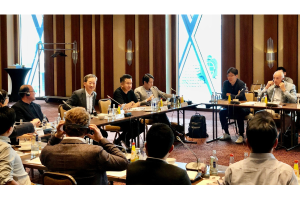 [CJ제일제당_사진자료]독일 프랑크푸르트에서 열린 CJ제일제당 유럽 중장기 성장 전략 회의에서 최은석 대표이사를 비롯한 주요 경영진들이 의견을 나누고 있다
