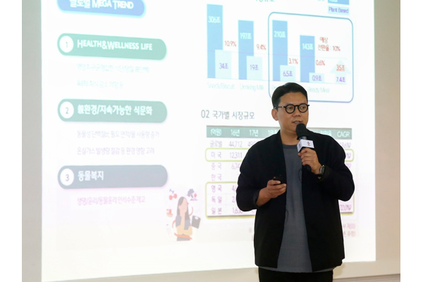 [CJ제일제당_사진자료]18일 서울 중구 CJ인재원에서 열린 Plant-based 사업 기자간담회에서 식품전략기획 Plant-based팀 정현학 부장이 발표하고 있다