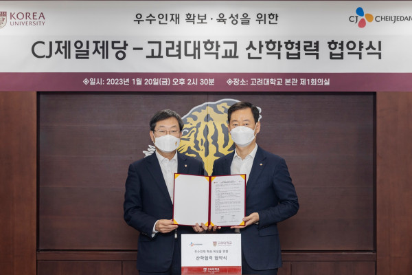 최은석 CJ제일제당 대표와 정진택 고려대학교 총장이 맞춤형 인재 육성 및 확보를 위한 산학협력 협약식에서 기념촬영을 하고 있다