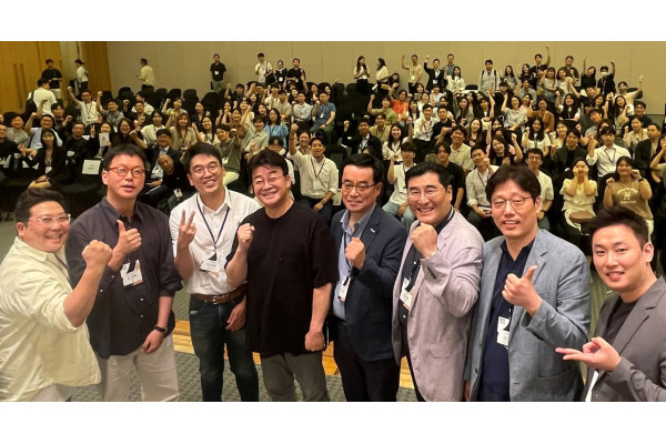 4일 서울 필동 CJ인재원에서 열린 Korea Food Forum 2023에서 이선호 CJ제일제당 식품성장추진실장, 백종원 더본코리아 대표, 안호근 농진원장, 김상익 CJ제일제당 식품한국총괄과 참석자들이 기념사진을 촬영하고 있는 이미지