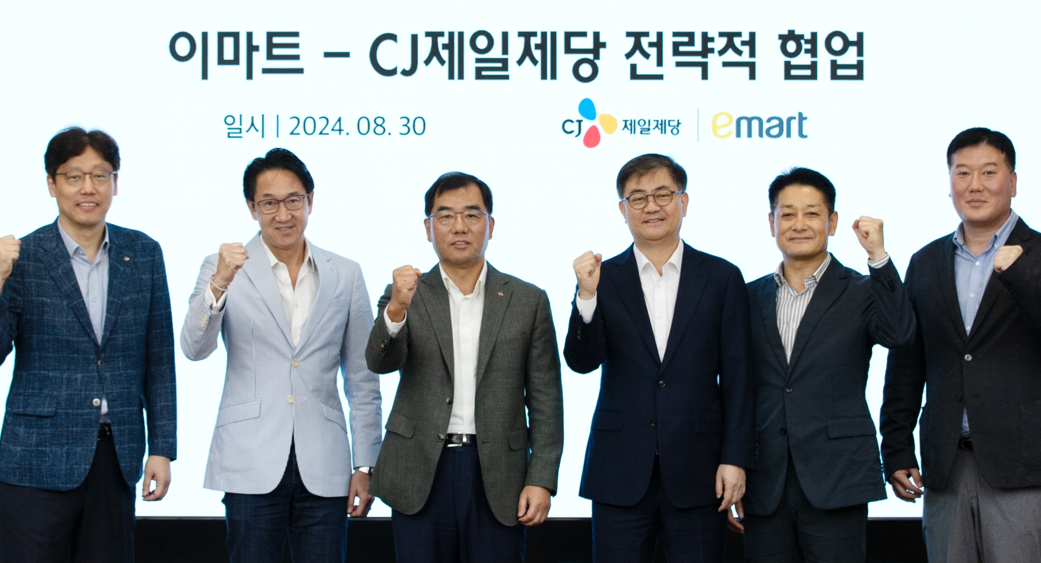 지난달 30일 서울 중구 CJ제일제당센터에서 CJ제일제당과 이마트가 전략적 파트너십 강화 방안을 논의했다. (왼쪽부터 순서대로) 김상익 CJ제일제당 식품한국총괄, 박민석 CJ제일제당 식품사업부문 대표, 강신호 CJ제일제당 부회장, 한채양 이마트 대표이사, 황운기 이마트 상품본부장, 이형순 이마트 HomeMeal 담당이 기념사진을 찍는 모습