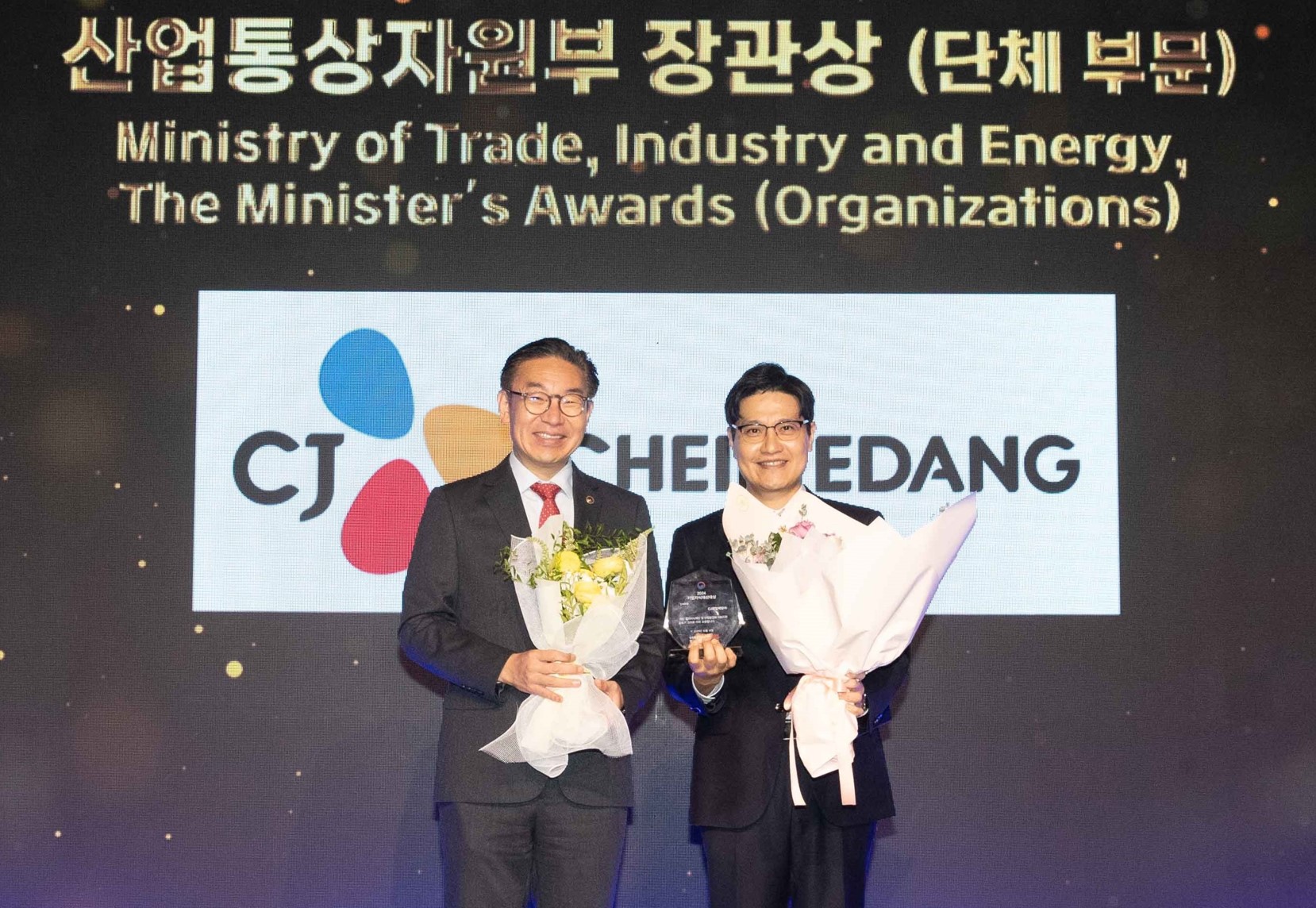 김주석 CJ제일제당 법무실장(오른쪽)과 김완기 특허청장이 2024 기업지식재산대상 수상 기념사진 촬영을 하는 모습

