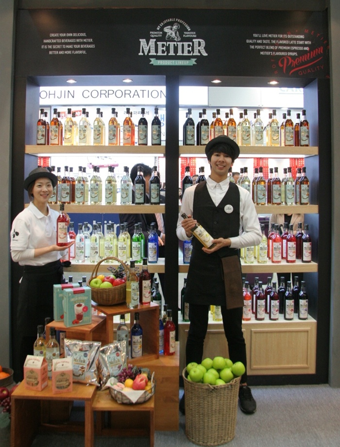지난 10일 서울 삼성동 코엑스에서 개막한 2014 서울 커피 엑스포에 참가한 CJ제일제당이 카페용 소재 브랜드 &lsquo;메티에(METIER)&rsquo;를 소개하고 있다. &lsquo;메티에(METIER)&rsquo;는 CJ제일제당이 직접 개발해 생산하는 향시럽, 파우더, 시럽 등 총 50여종의 제품으로 구성됐다