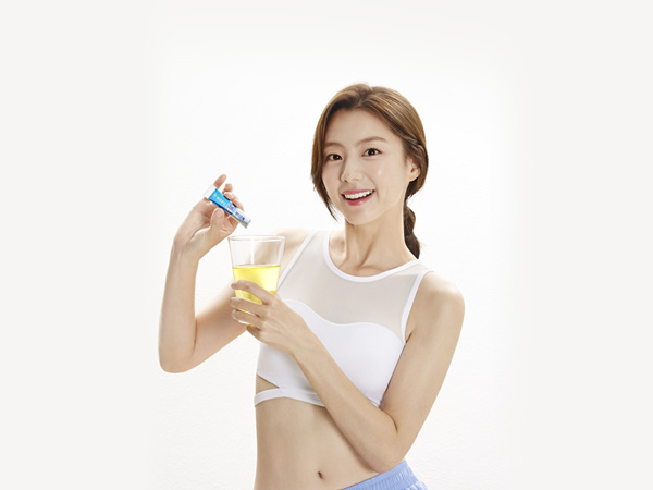 CJ제일제당 팻다운 톡 모델과 제품 이미지