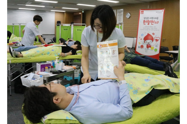 지난해 진행한 헌혈 봉사활동에서 CJ제일제당 임직원들이 생명나눔 활동을 펼치고 있다