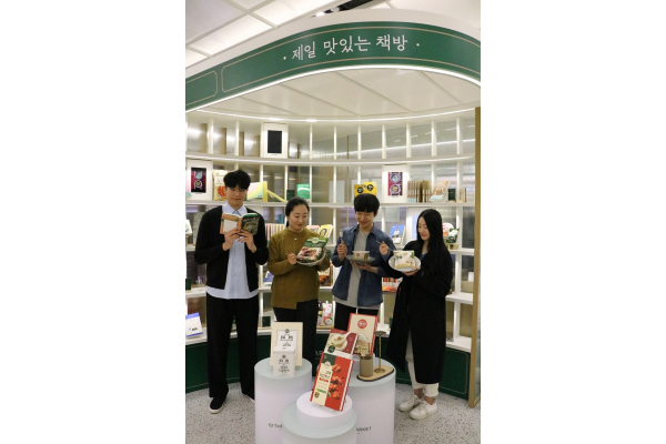 제일 맛있는 책방 팝업스토어를 둘러보는 사람들 이미지2