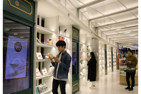 제일 맛있는 책방 팝업스토어를 둘러보는 사람들 이미지3