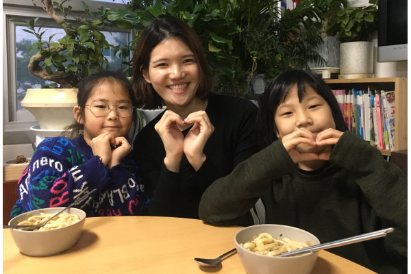 CJ제일제당이 선물한 가쓰오 우동을 맛보는 아이들