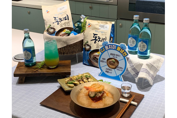 CJ제일제당 냉면 진로 소주 콜라보 테이블 세팅 이미지