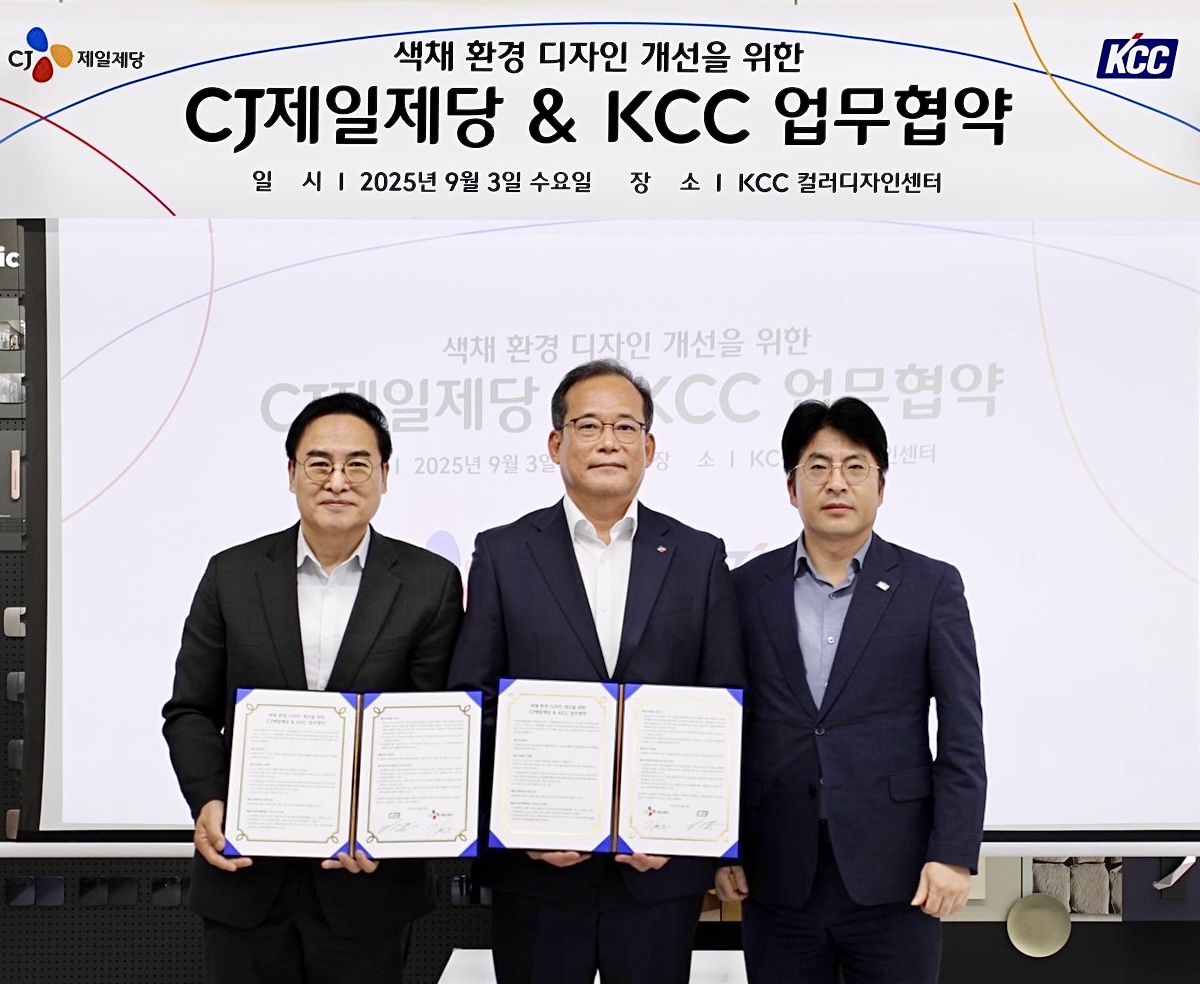 [CJ제일제당 사진자료] CJ제일제당-KCC 업무협약 기념사진. 맹희재 KCC 컬러디자인센터장(상무)(좌), 김태호 CJ제일제당 안전경영실장(부사장)(중), 함성수 KCC 유통도료 사업부장(상무)(우)