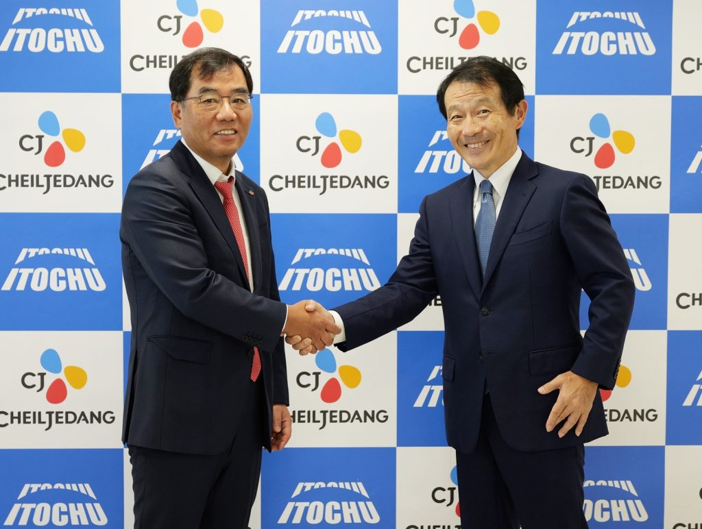 (Left) Kang Sin-ho, Vice Chairman of CJ Foods, and (right) Shuichi Miyamoto, President of the Food Company at ITOCHU Corporation