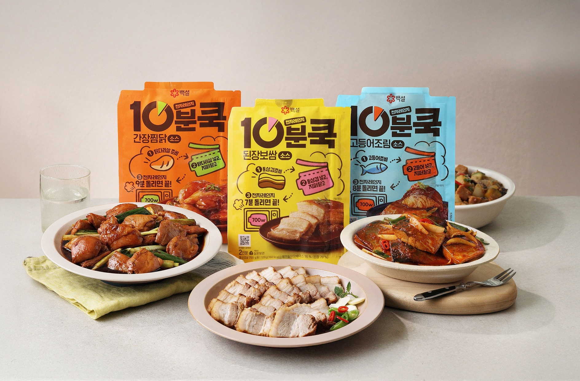 '백설 10분쿡' 제품 이미지로 왼쪽부터 10분쿡 간장찜닭 소스, 10분쿡 된장보쌈 소스, 10분쿡 고등어조림 소스 제품과 각 제품의 연출 이미지가 제공됨