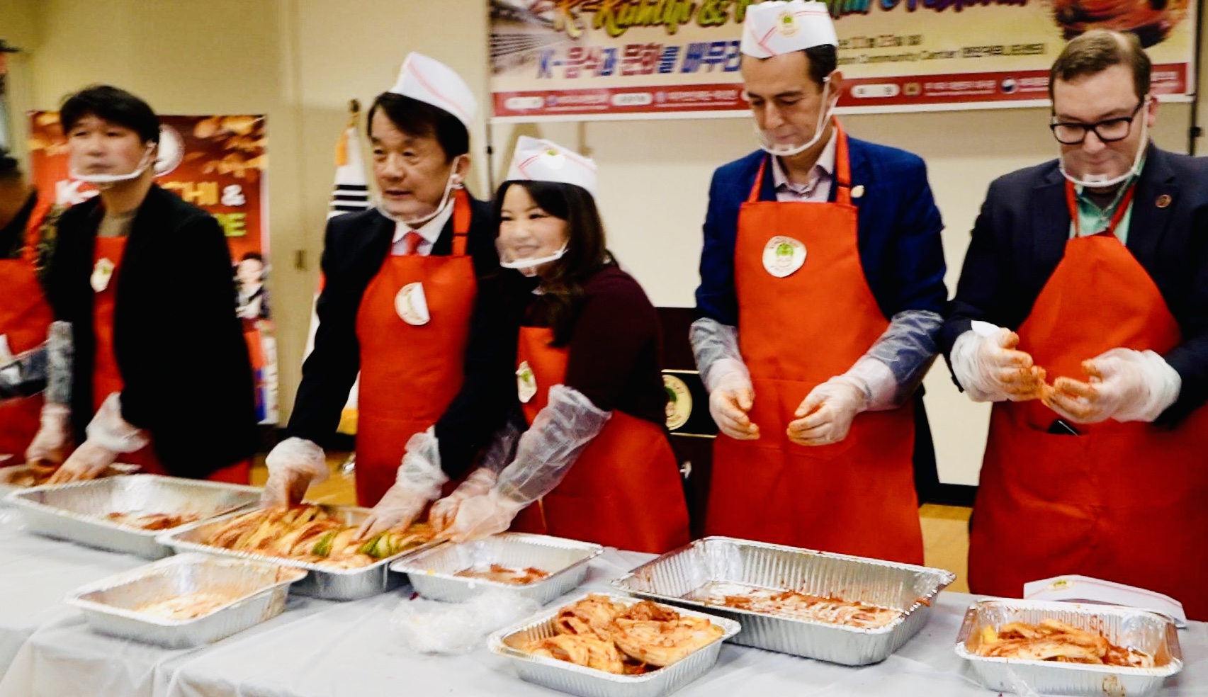 미국 버지니아주 김치의 날 행사로 참여자들이 앞치마와 위생모를 착용하고 김치를 만들고 있다.