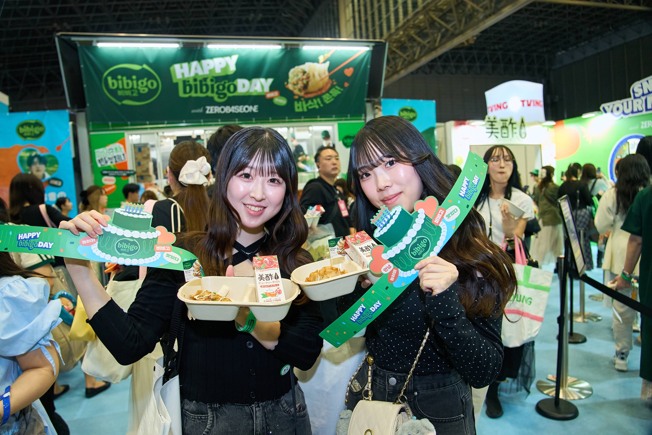 KCON JAPAN 2026를 찾은 일본 소비자들이 비비고 부스에서 비비고 만두와 미초 세트를 즐기고 있다