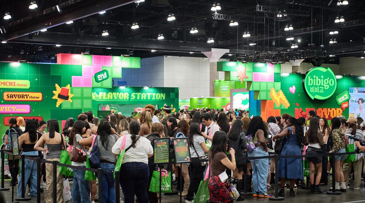 8월 14일부터 사흘간 열린 'KCON LA 2026'에서 CJ제일제당이 선보인 비비고 부스에 많은 관람객들이 몰리고 있다