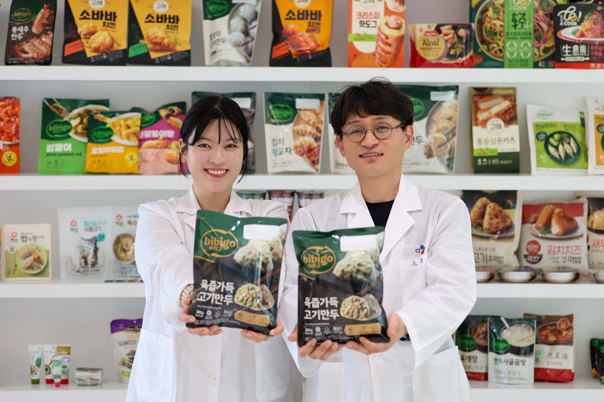 이번 프로젝트에서 제품 포뮬레이션과 공정 개발을 담당한 강보경님(왼), 신설비 개발을 담당한 소완섭님(오)