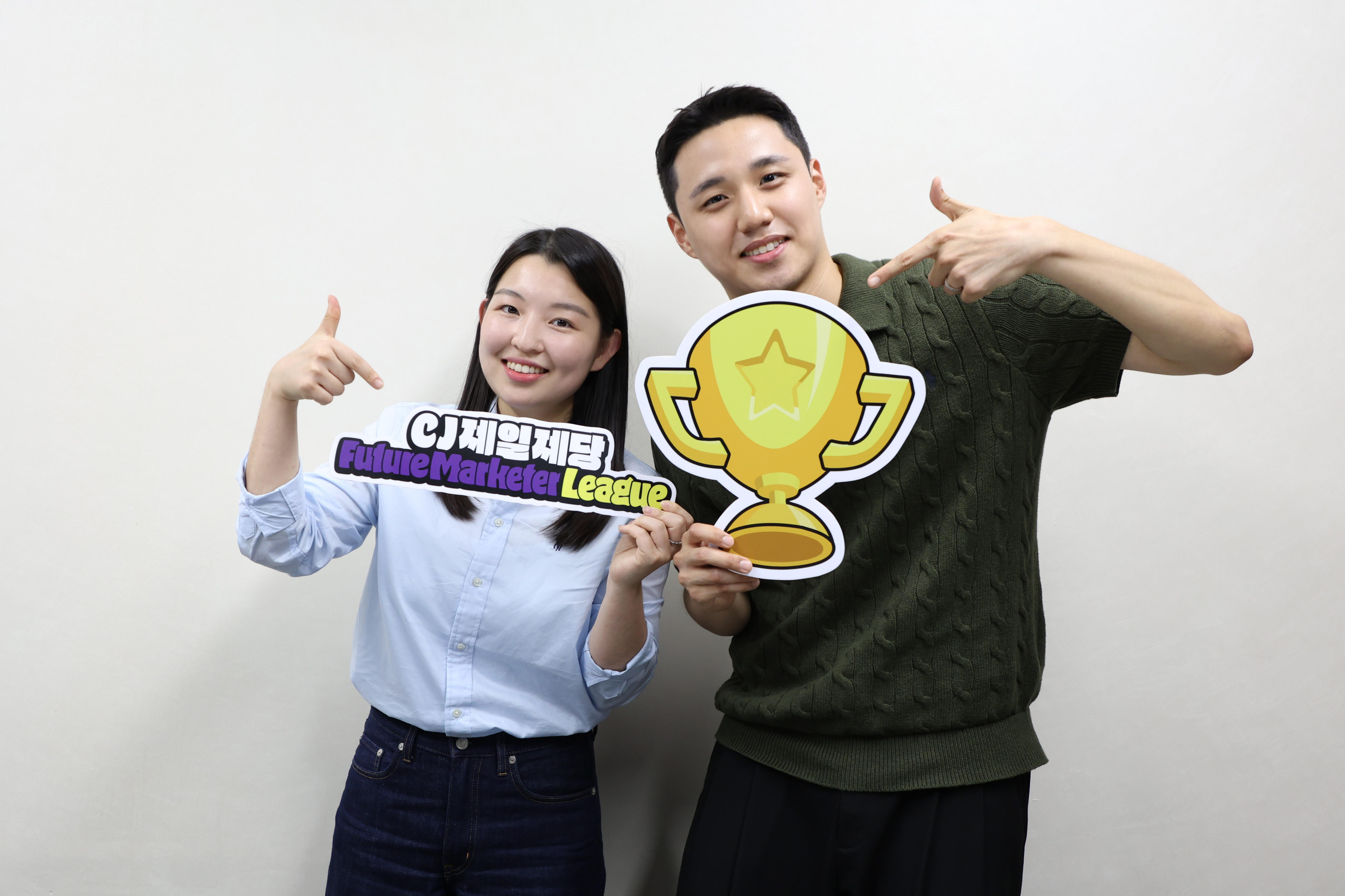 Future Marketer League 전형 입사자 이승우님(왼쪽), 엄건우님(오른쪽)