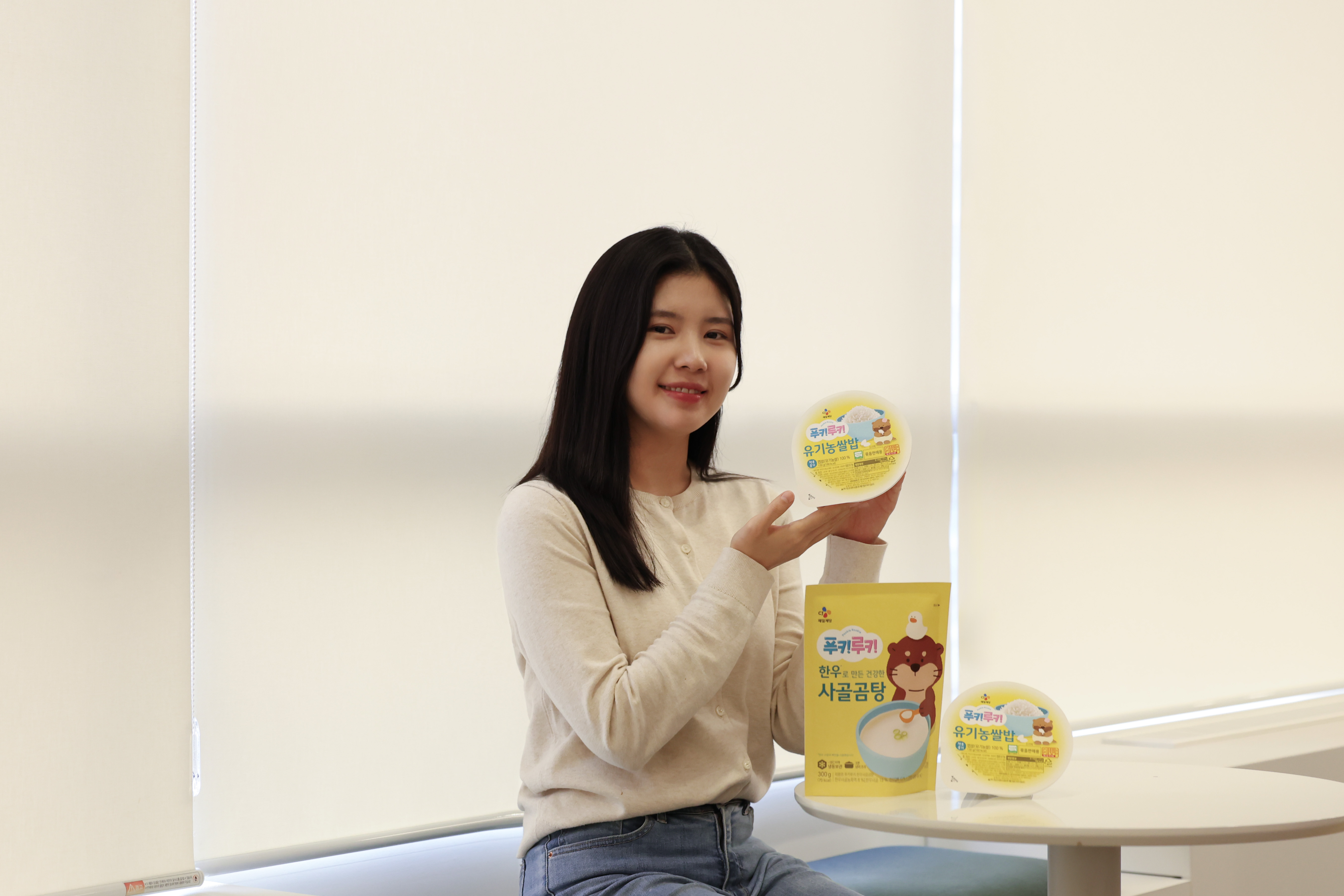 푸키루키의 첫 제품을 들고 소개하는 노정윤님