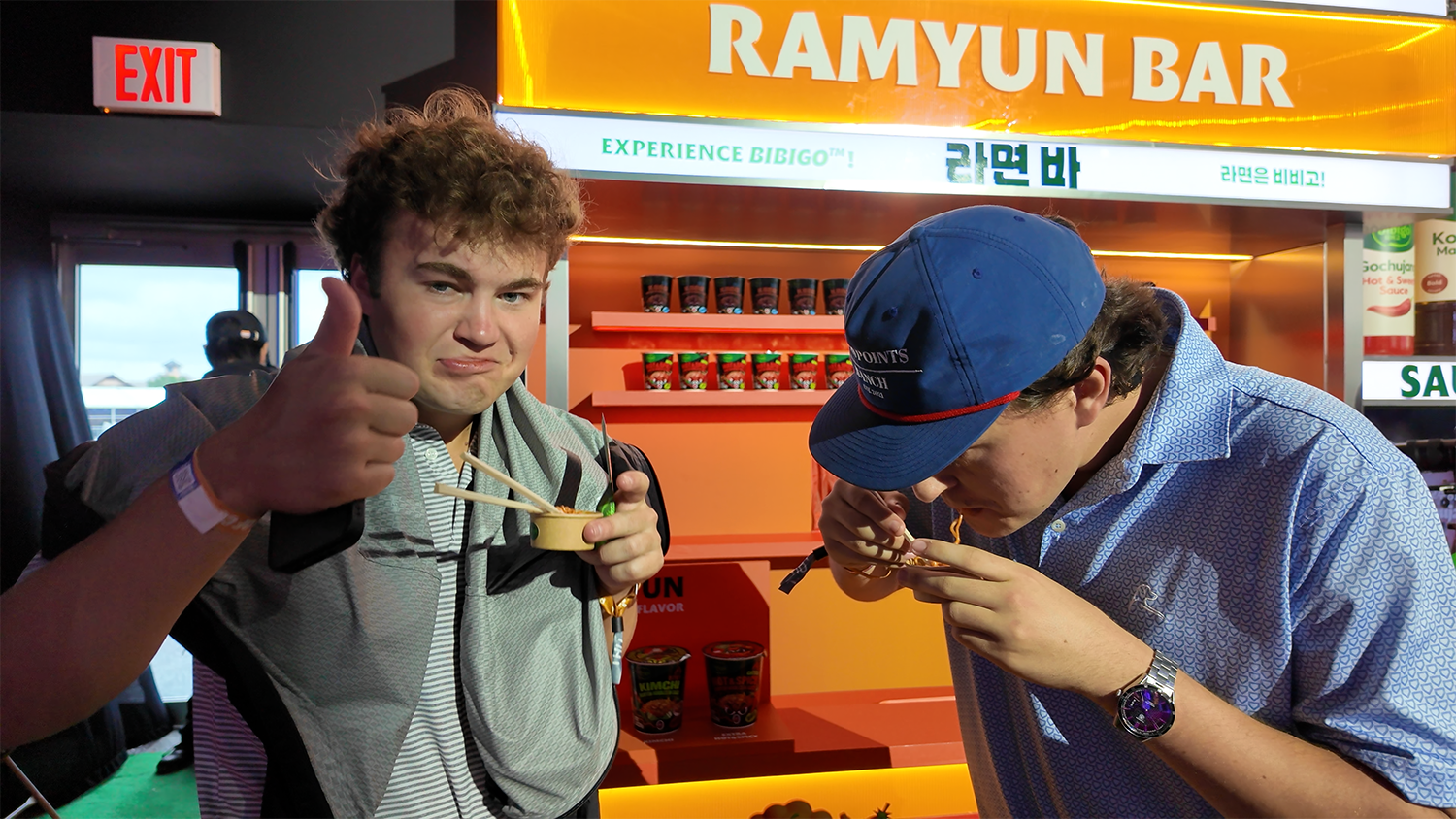 라면바에서 음식을 즐기고 있는 갤러리들
