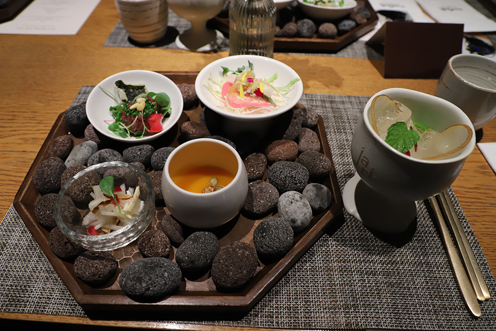 Starter : 계절죽, 수삼 샐러드, 육회, 해산물 냉채와 ‘가을 머문 자리’ 칵테일
