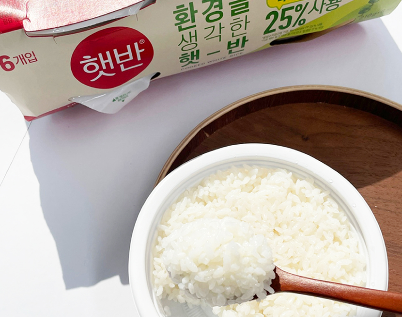 환경을 생각한 햇반 밥을 숟가락으로 한 술 떠 올린 사진