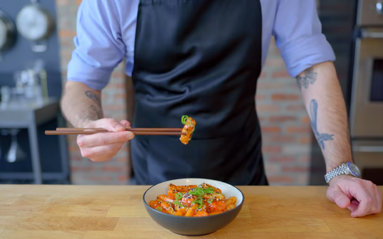 떡볶이 시식하는 모습 Babish Culinary Universe 유튜브 캡처