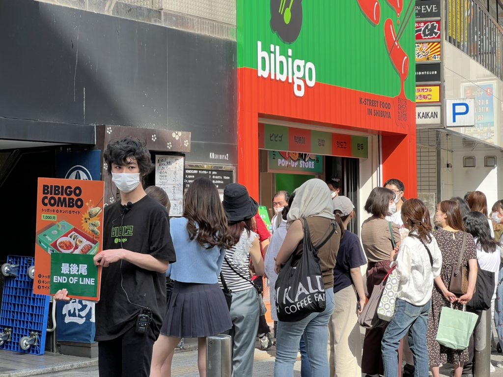 지난해 5월 일본 도쿄 시부야 비비고 팝업스토어 앞에 긴 줄이 늘어섰다.