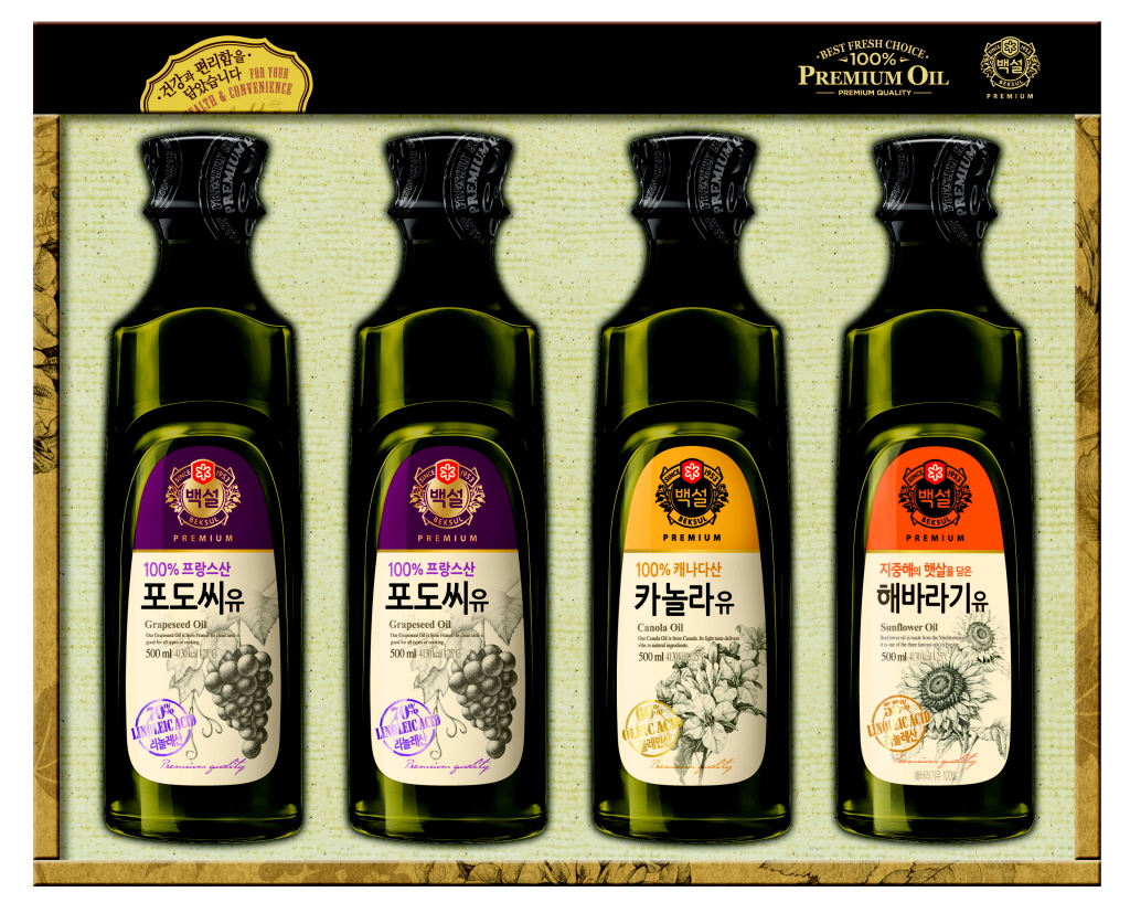 CJ제일제당의 선물세트 3종. 포도씨유, 까놀라유 총 4개가 든 선물세트,스팸 12개가 든 선물세트, 알래스카연어캔 4개, 스팸 6개, 카놀라유 3개가 든 선물세트.