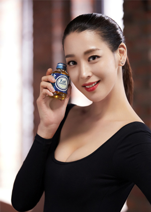 팻다운 모델 한고은이 팻다운 제품을 얼굴 가까지 들고 미소짓고 있다.