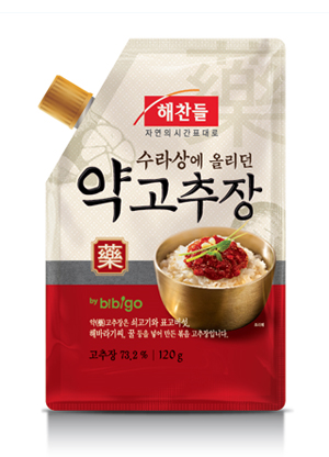 왼쪽 상단에 돌림형 마개가 달린 파우치형 해찬들 약고추장의 제품 이미지